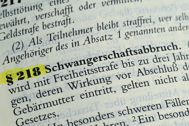 Der Paragraf 218 im Strafgesetzbuch re...it von Schwangerschaftsabbr&uuml;chen.  | Foto: Bernd Wei&szlig;brod/dpa