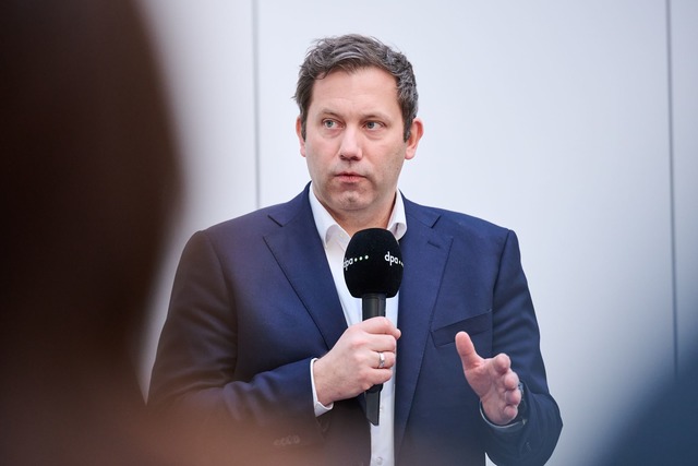 SPD-Chef Klingbeil bei der dpa-Chefredaktionskonferenz.  | Foto: Annette Riedl/dpa