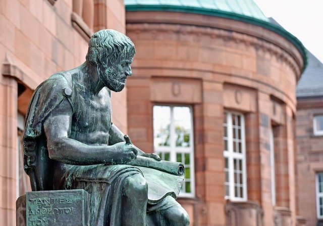 Die Philosophenstatur vor dem Eingang ...giengebudes der Universitt Freiburg.  | Foto: Michael Bamberger