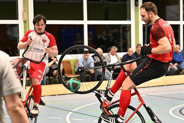 Beim Radball in Prechtal gehren Trten und Fangesnge zum guten Ton