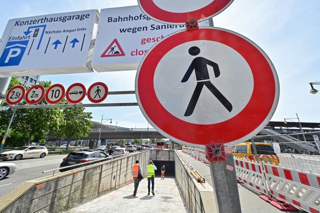 Die Arbeiten an der Bahnhofsgarage  laufen schon seit fast einem Jahr.  | Foto: Michael Bamberger