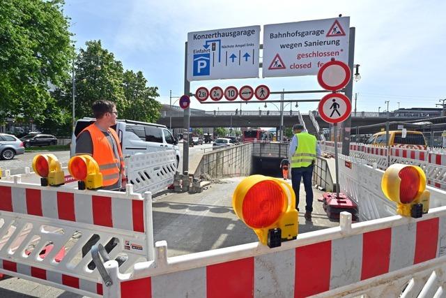 Wegen der Sanierung der Bahnhofsgarage in Freiburg wird eine Spur der Bismarckallee gesperrt.