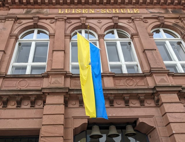 Nach dem berfall Russland auf die Ukr...ie ukrainische Flagge vor dem Rathaus.  | Foto: Stadt Lahr