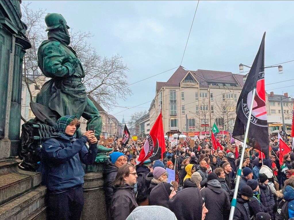 Tausende demonstrieren in Freiburg erneut gegen Rechtsextremismus und die AfD.