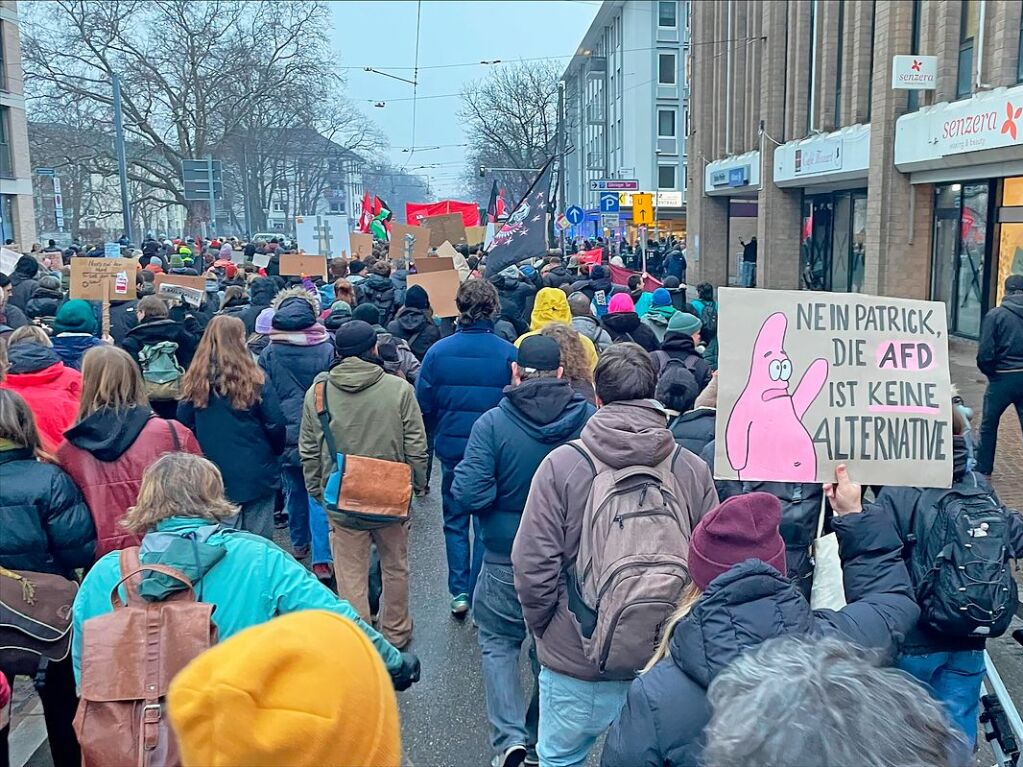 Tausende demonstrieren in Freiburg erneut gegen Rechtsextremismus und die AfD.