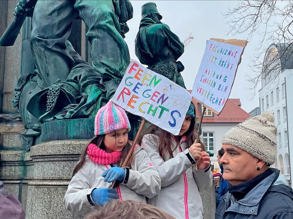 Tausende demonstrieren in Freiburg erneut gegen Rechtsextremismus und die AfD.