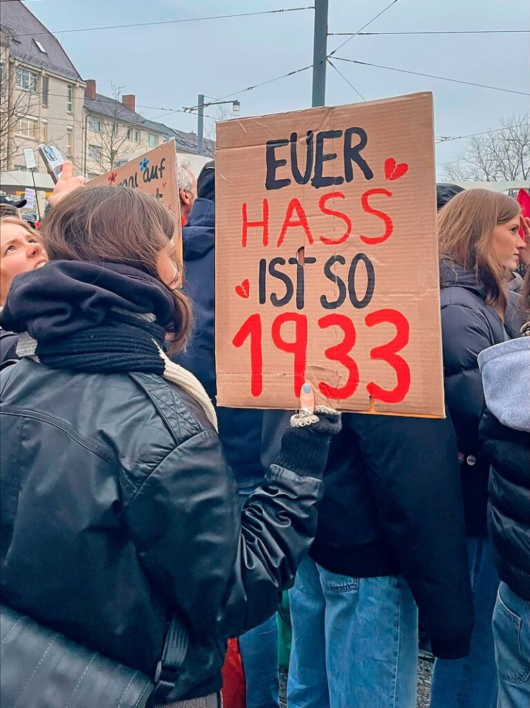 Tausende demonstrieren in Freiburg erneut gegen Rechtsextremismus und die AfD.