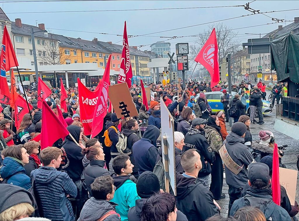 Tausende demonstrieren in Freiburg erneut gegen Rechtsextremismus und die AfD.