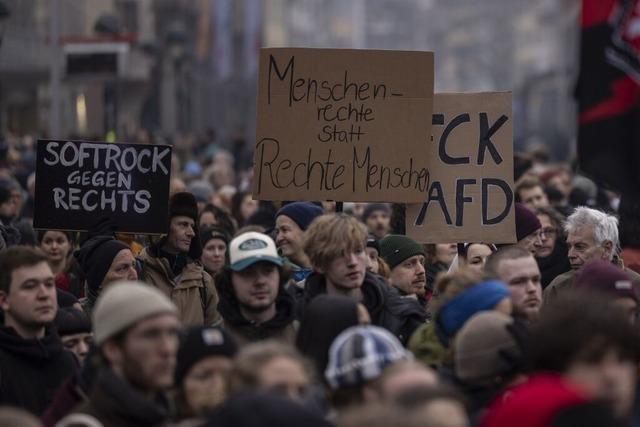 In Freiburg demonstrieren rund 10.000 Menschen gegen eine AfD-Wahlkampfveranstaltung