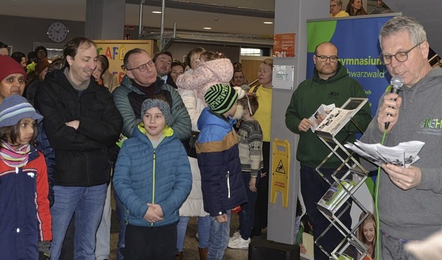 Schulleiter Dreger (rechts) begrt Eltern und Kinder.   | Foto: Lucia Rseler