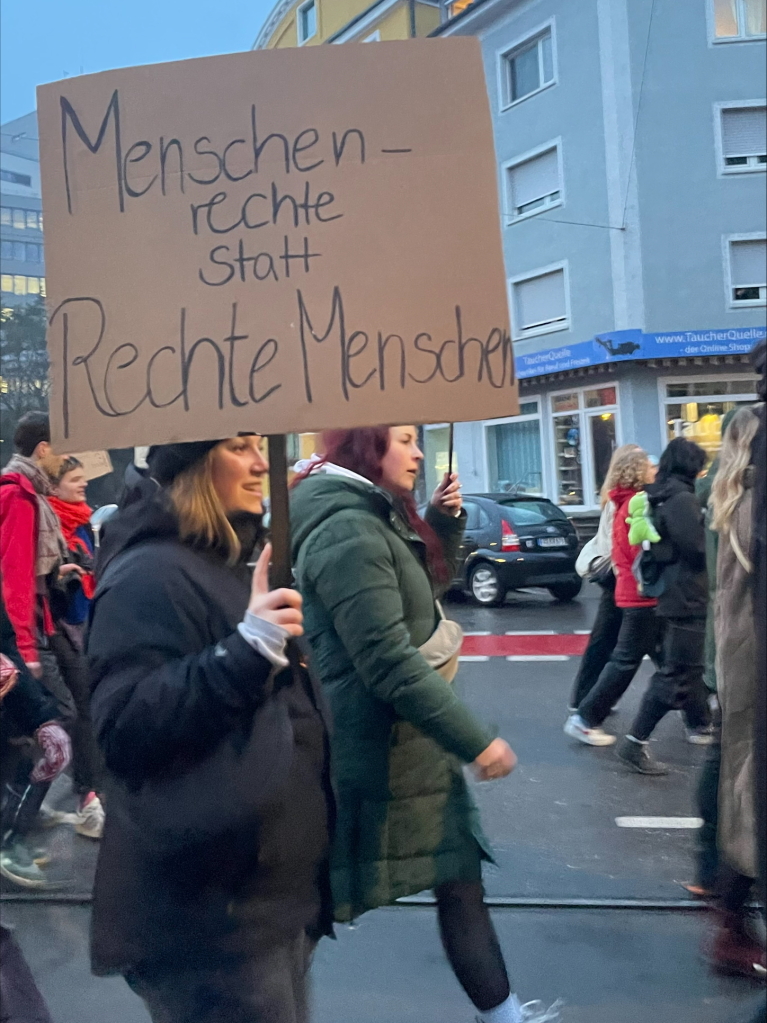 Tausende demonstrieren in Freiburg erneut gegen Rechtsextremismus und die AfD.