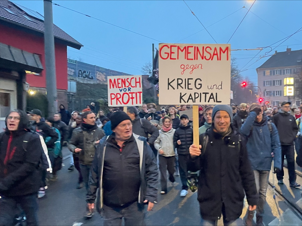 Tausende demonstrieren in Freiburg erneut gegen Rechtsextremismus und die AfD.