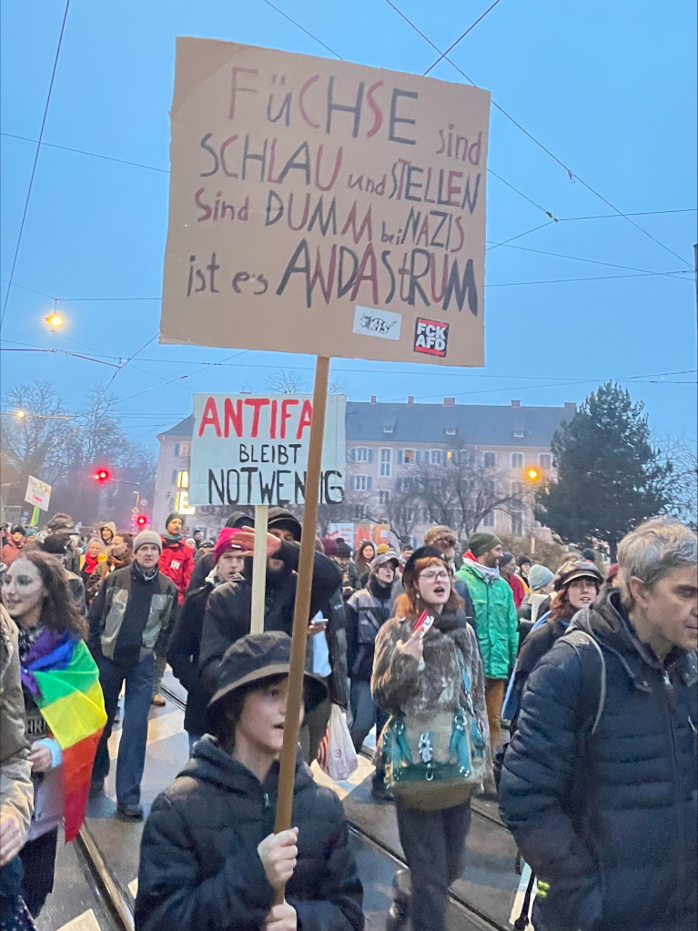 Tausende demonstrieren in Freiburg erneut gegen Rechtsextremismus und die AfD.