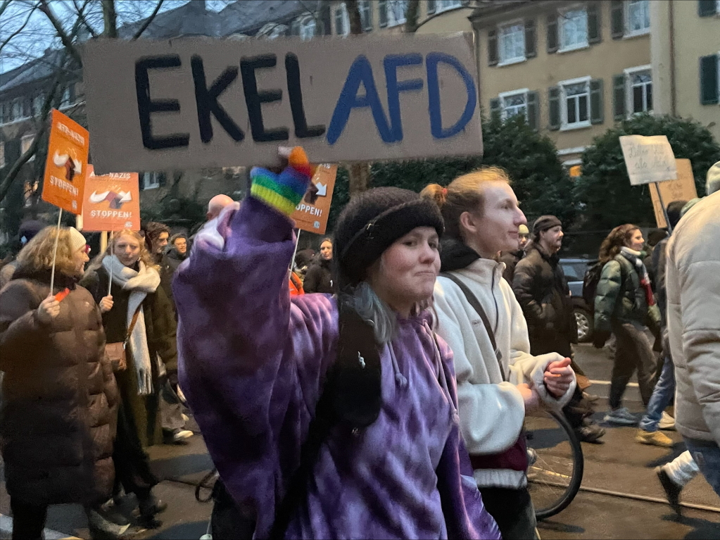 Tausende demonstrieren in Freiburg erneut gegen Rechtsextremismus und die AfD.