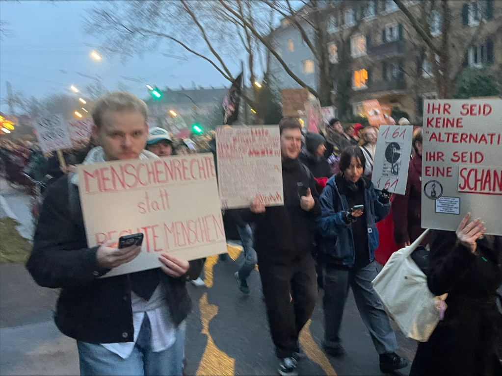 Tausende demonstrieren in Freiburg erneut gegen Rechtsextremismus und die AfD.