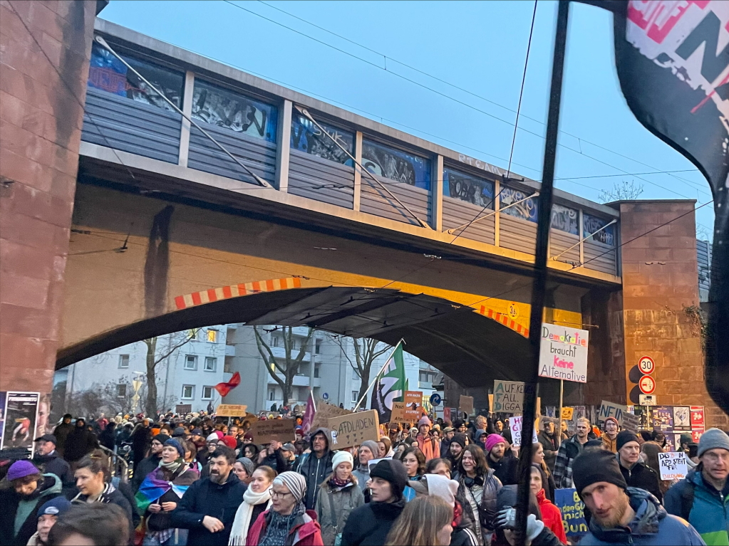 Tausende demonstrieren in Freiburg erneut gegen Rechtsextremismus und die AfD.