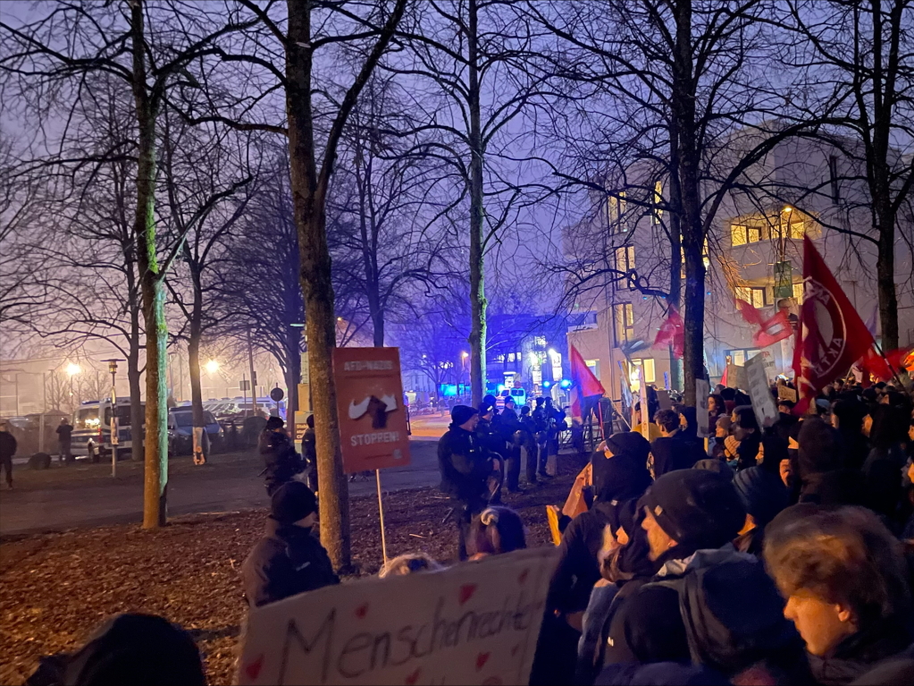 Tausende demonstrieren in Freiburg erneut gegen Rechtsextremismus und die AfD.