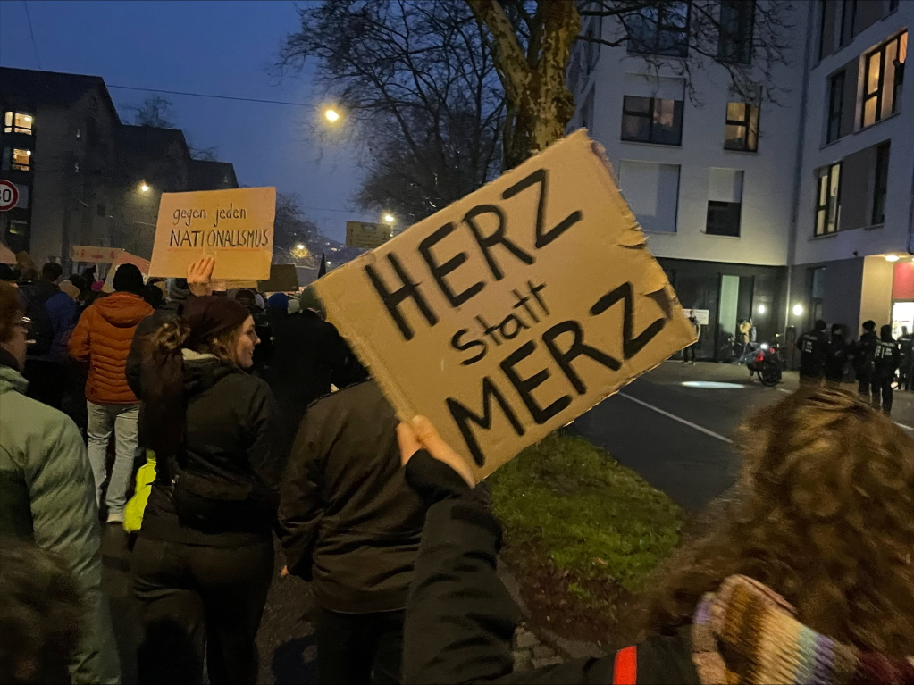 Tausende demonstrieren in Freiburg erneut gegen Rechtsextremismus und die AfD.