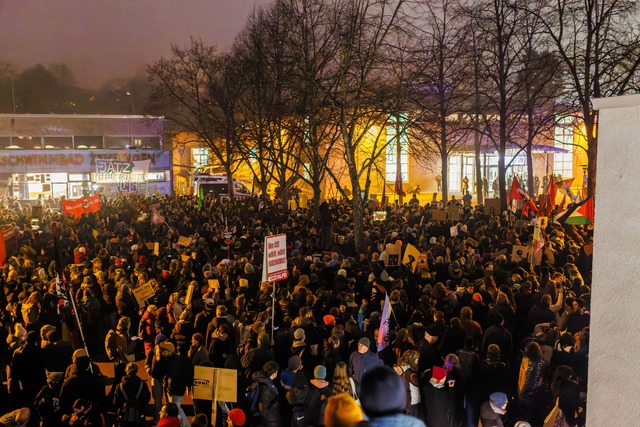 Der Protestzug f&uuml;hrte von der Fre...dt zum B&uuml;rgerhaus Z&auml;hringen.  | Foto: Philipp von Ditfurth/dpa