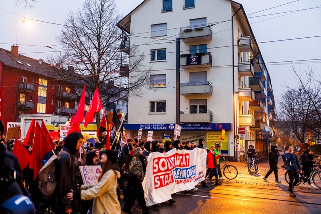 Tausende Menschen nahmen an dem Protest teil.  | Foto: Philipp von Ditfurth/dpa