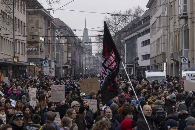 Erneut demonstrieren Freiburgerinnen und Freiburger gegen Rechtsextremismus und die AfD