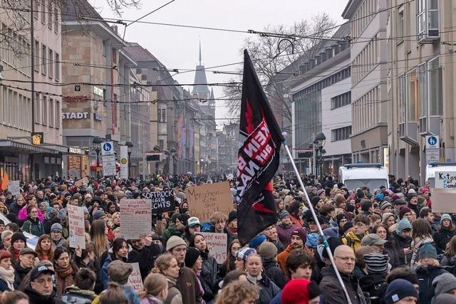 Erneut demonstrieren Freiburgerinnen und Freiburger gegen die AfD