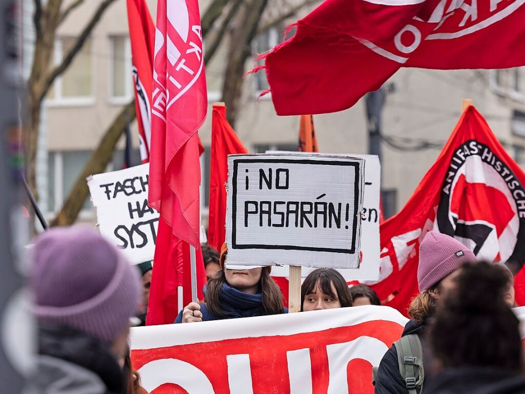 Tausende demonstrieren in Freiburg erneut gegen Rechtsextremismus und die AfD.