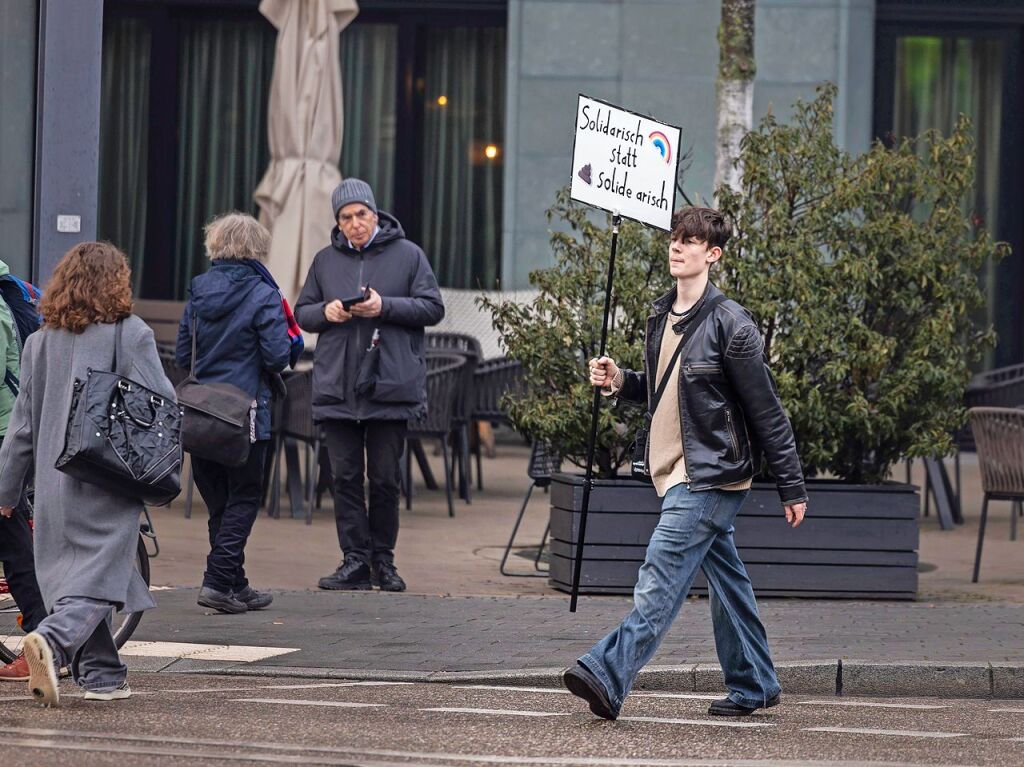 Tausende demonstrieren in Freiburg erneut gegen Rechtsextremismus und die AfD.