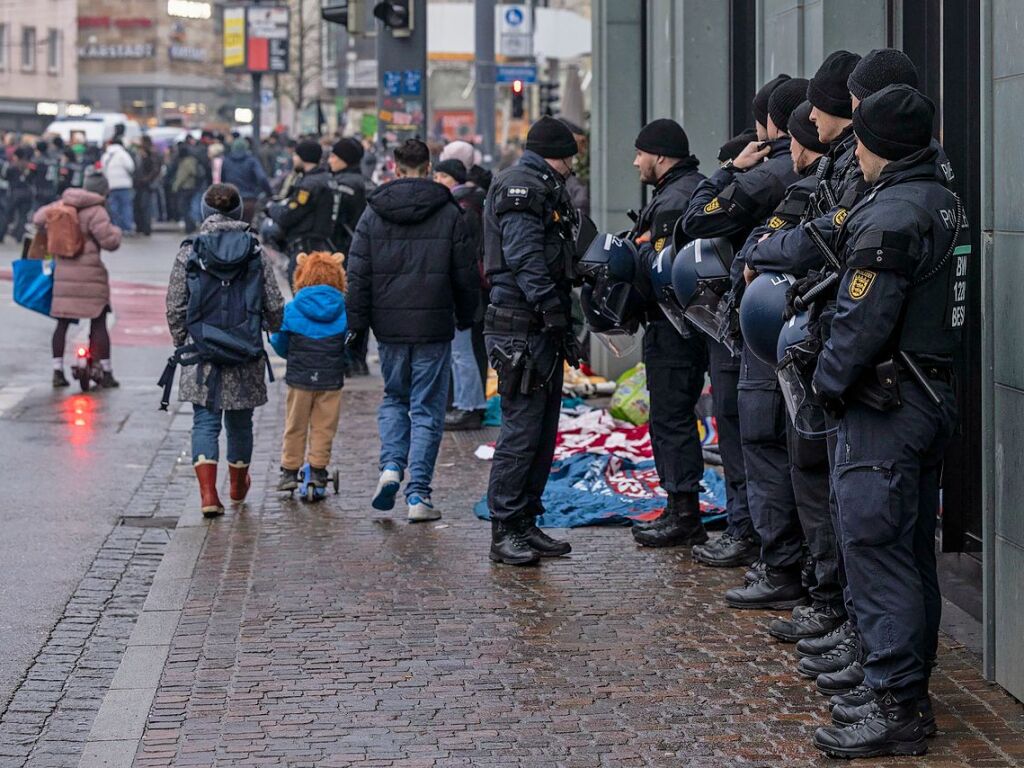 Tausende demonstrieren in Freiburg erneut gegen Rechtsextremismus und die AfD.