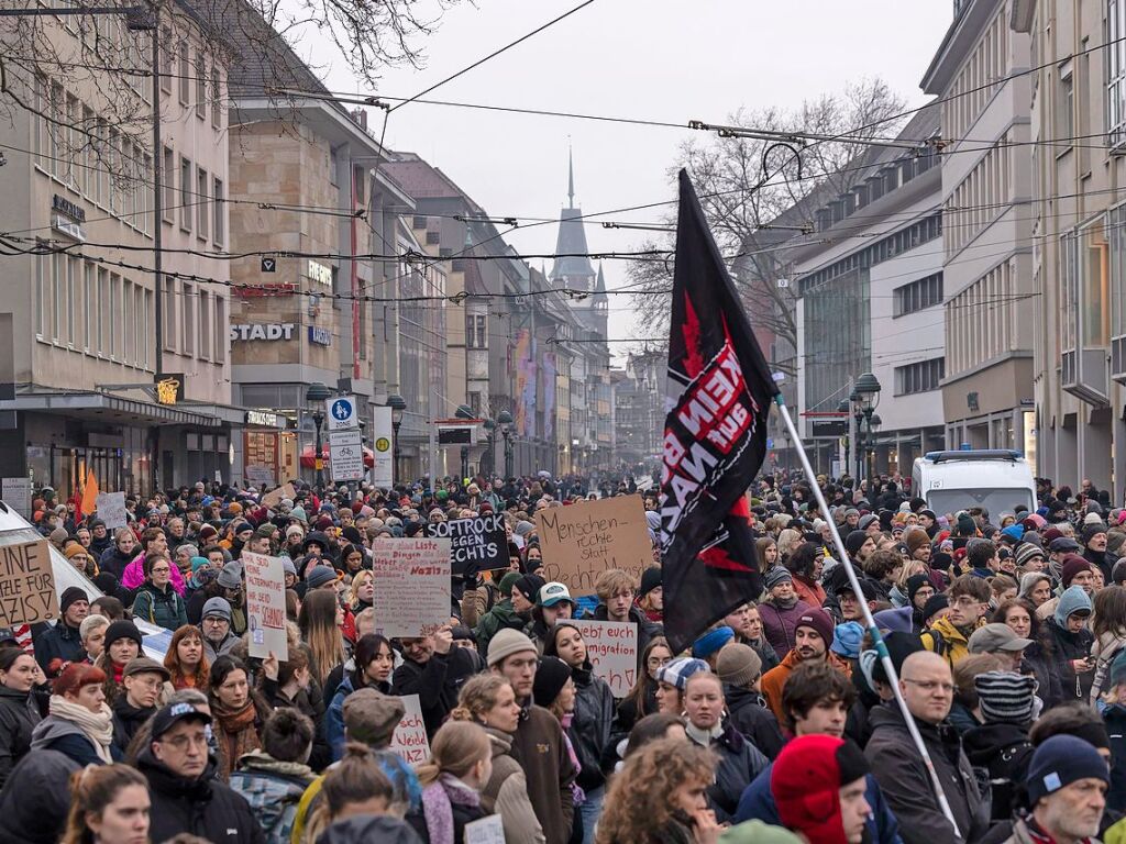 Tausende demonstrieren in Freiburg erneut gegen Rechtsextremismus und die AfD.