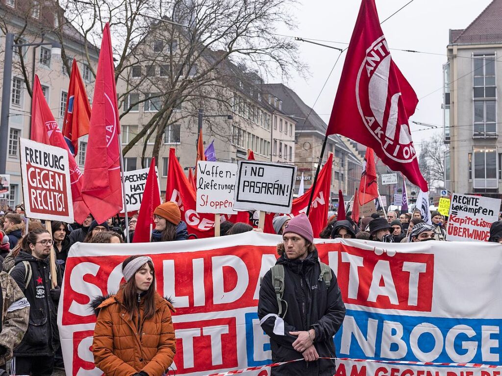 Tausende demonstrieren in Freiburg erneut gegen Rechtsextremismus und die AfD.