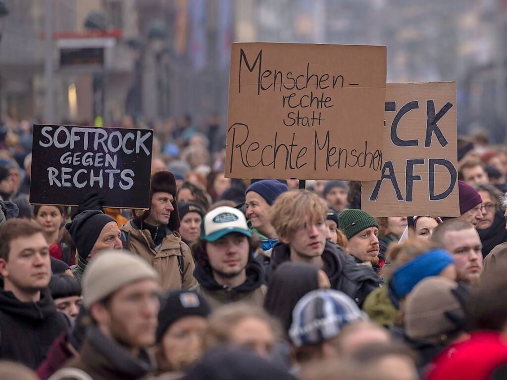 Tausende demonstrieren in Freiburg erneut gegen Rechtsextremismus und die AfD.