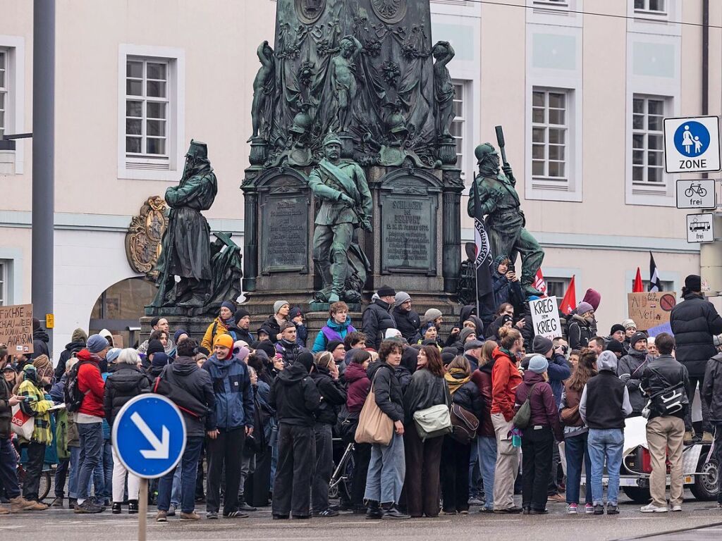 Tausende demonstrieren in Freiburg erneut gegen Rechtsextremismus und die AfD.