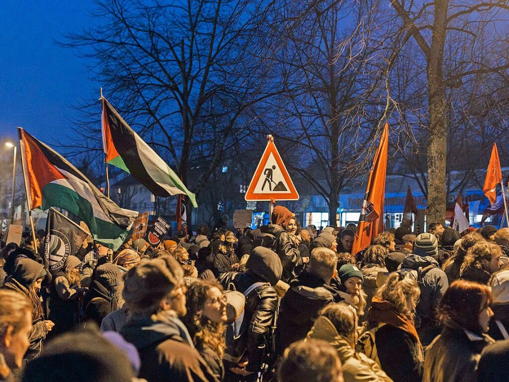 Tausende demonstrieren in Freiburg erneut gegen Rechtsextremismus und die AfD. Die Polizei musste einen Teil des Eingangs des Brgerhauses in Zhringen freihalten, damit AfD-Anhnger in die Wahlkampfveranstaltung gelangen konnten.