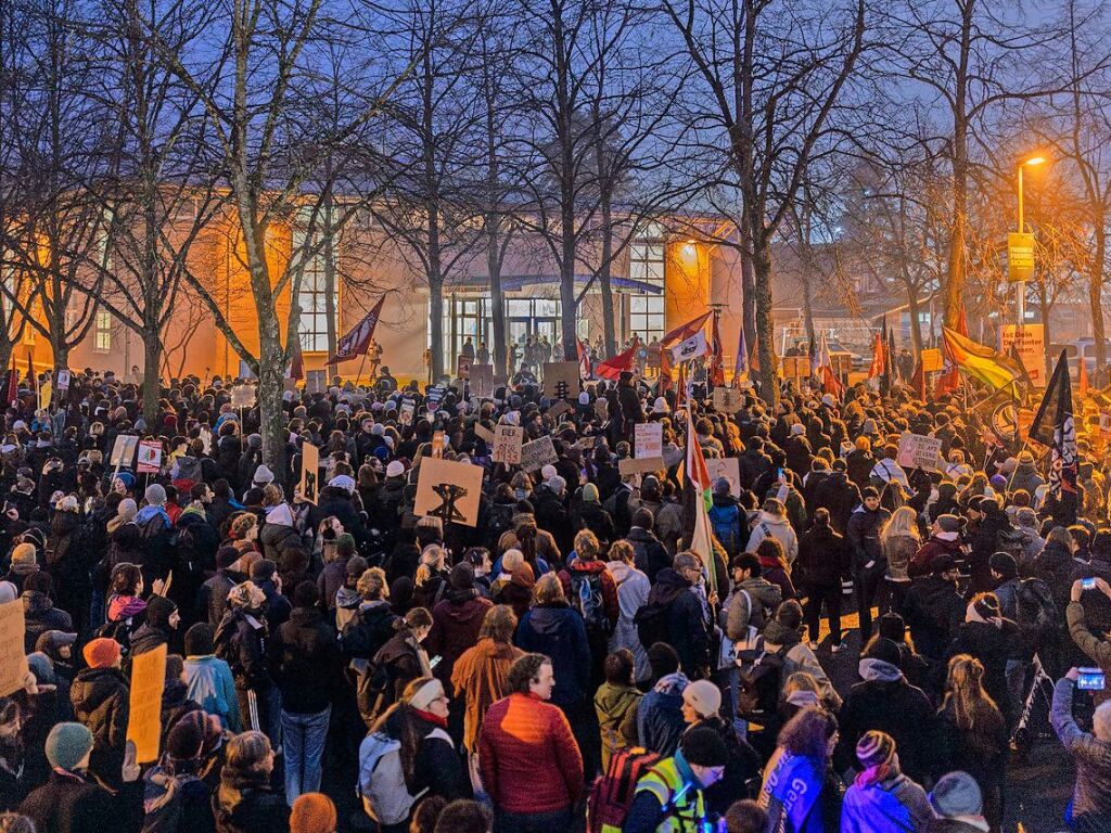 Tausende demonstrieren in Freiburg erneut gegen Rechtsextremismus und die AfD. Die Polizei musste einen Teil des Eingangs des Brgerhauses in Zhringen freihalten, damit AfD-Anhnger in die Wahlkampfveranstaltung gelangen konnten.