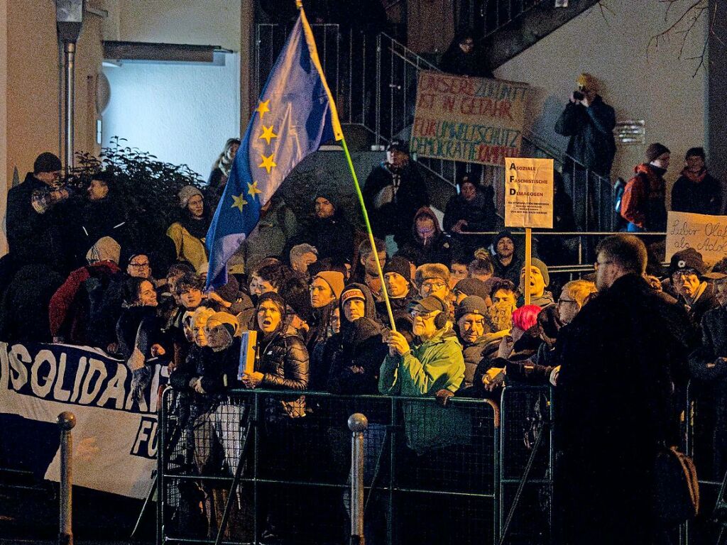 Tausende demonstrieren in Freiburg erneut gegen Rechtsextremismus und die AfD. Die Polizei musste einen Teil des Eingangs des Brgerhauses in Zhringen freihalten, damit AfD-Anhnger in die Wahlkampfveranstaltung gelangen konnten.