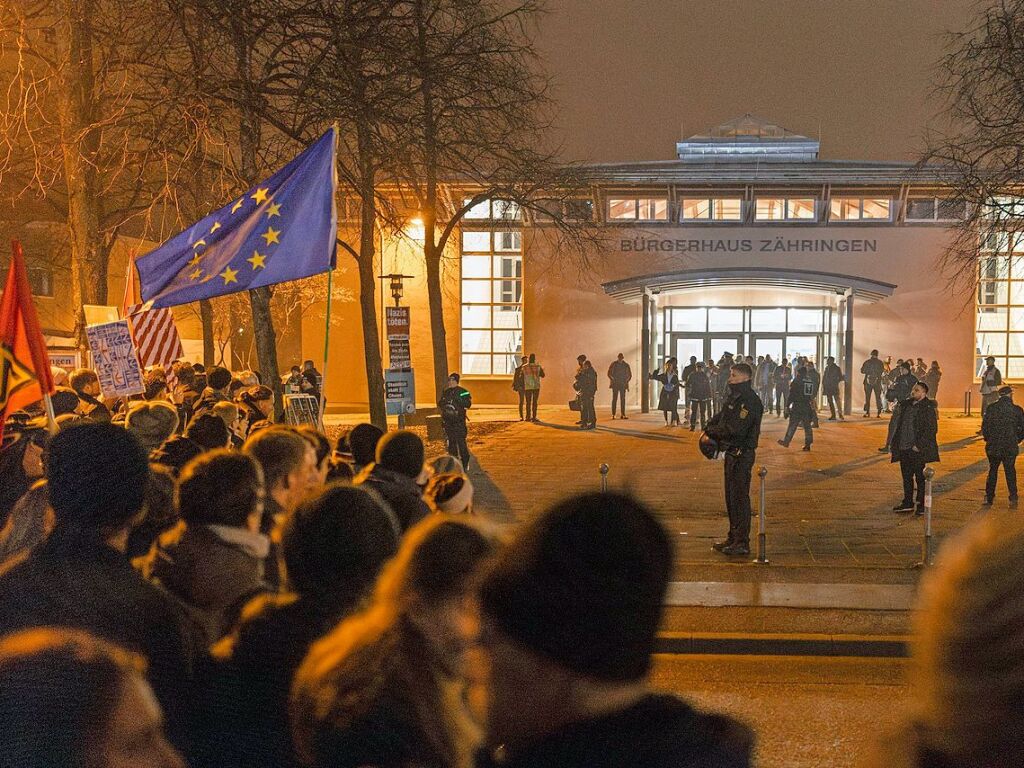 Tausende demonstrieren in Freiburg erneut gegen Rechtsextremismus und die AfD. Die Polizei musste einen Teil des Eingangs des Brgerhauses in Zhringen freihalten, damit AfD-Anhnger in die Wahlkampfveranstaltung gelangen konnten.