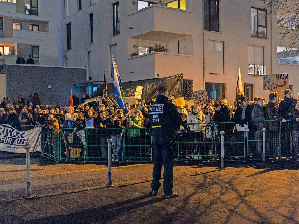 Tausende demonstrieren in Freiburg erneut gegen Rechtsextremismus und die AfD. Die Polizei musste einen Teil des Eingangs des Brgerhauses in Zhringen freihalten, damit AfD-Anhnger in die Wahlkampfveranstaltung gelangen konnten.