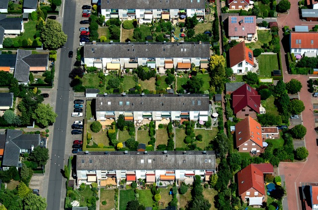 Wie kann ich das Haus an meine Kinder ...nd Steuern sparen? Hier gibt es Tipps.  | Foto: Hauke-Christian Dittrich (dpa)