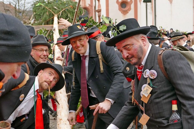 Die Wlder stellten am Donnerstag  in Bad Sckingen den Narrenbaum auf.  | Foto: David Pister