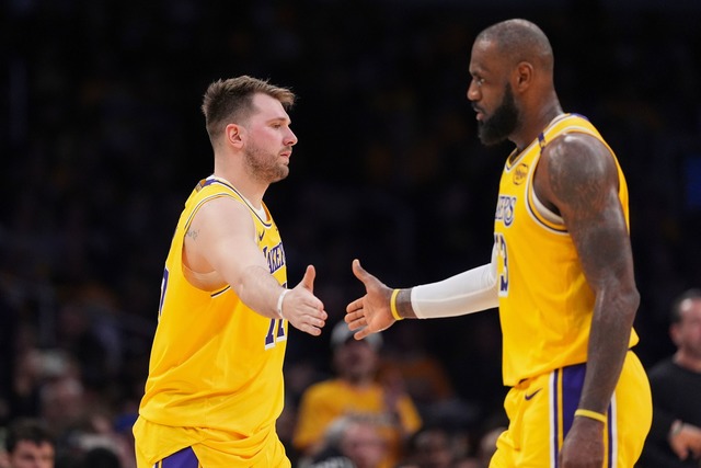 Luka Doncic (l.) und LeBron James lief...Mal gemeinsam f&uuml;r die Lakers auf.  | Foto: Mark J. Terrill/AP/dpa