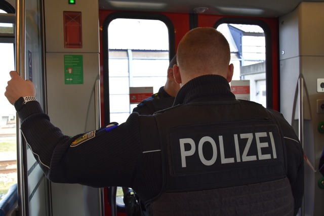 Das ist ein echter Polizist. Am Montag... Beamter aus, um umsonst Zug zu fahren  | Foto: Kathrin Ganter