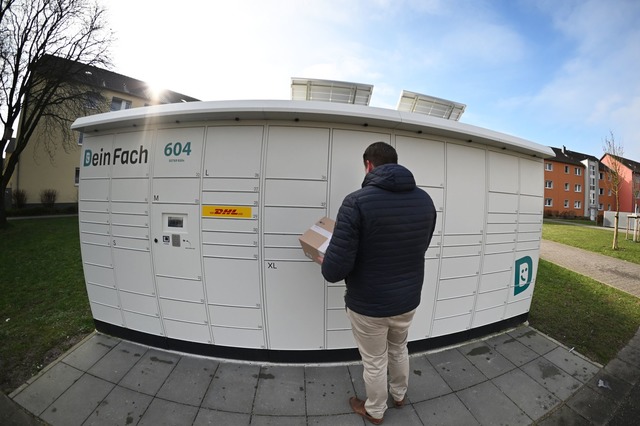 In Betrieb genommen: Der Gesch&auml;ft...t ein Paket in einen seiner Automaten.  | Foto: Wolf von Dewitz/dpa