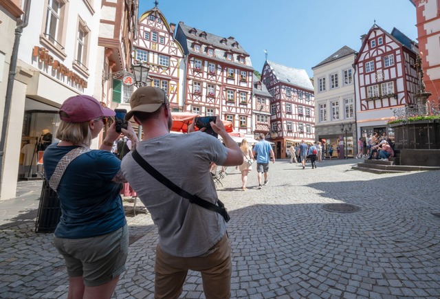 Touristen im Fachwerk-St&auml;dtchen B...s Reisen ist ungebrochen. (Archivbild)  | Foto: Harald Tittel/dpa