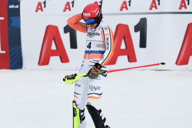 Schwer entt&auml;uscht: Slalom-Ass Len...ch dem Patzer in der Team-Kombination.  | Foto: Jens B&uuml;ttner/dpa