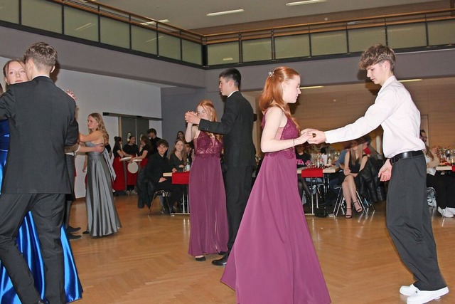 Der Abschlussball ist ein gesellschaft...anzkurs am Schulverbund die Krone auf.  | Foto: Christa Maier