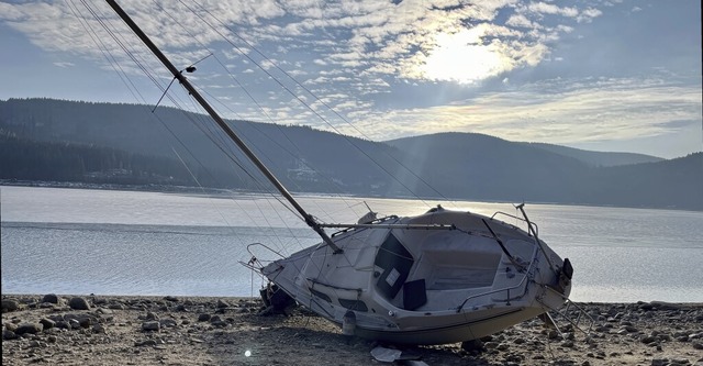 Frist verpasst? Segelboot am Schluchsee auf dem Trockenen.  | Foto: Lina Boegel