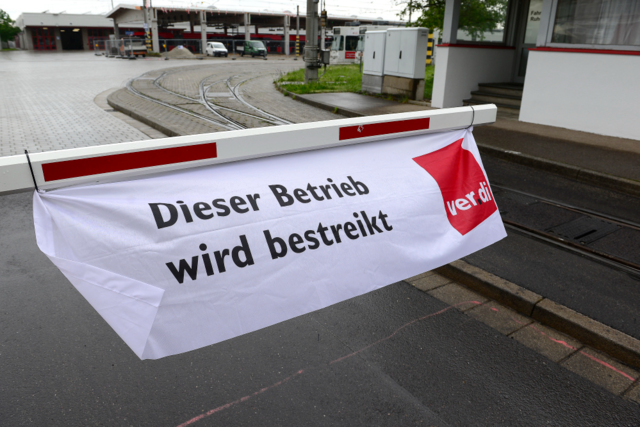 Warnstreik legt in Freiburg Trams, Kitas und Bder lahm