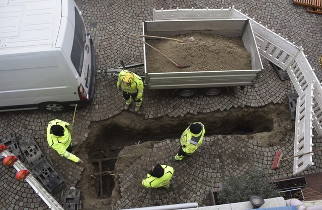 Noch kurz vor dem Ersten Faien mssen Bauarbeiter einen Rohrbruch reparieren.   | Foto: Michael Krug