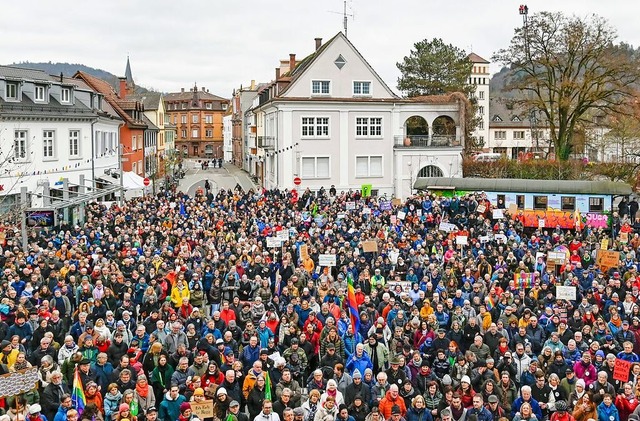 Zwischen 4000 und 5000 Menschen protes...nen Jahr auf dem Rathausplatz in Lahr.  | Foto: Endrik Baublies